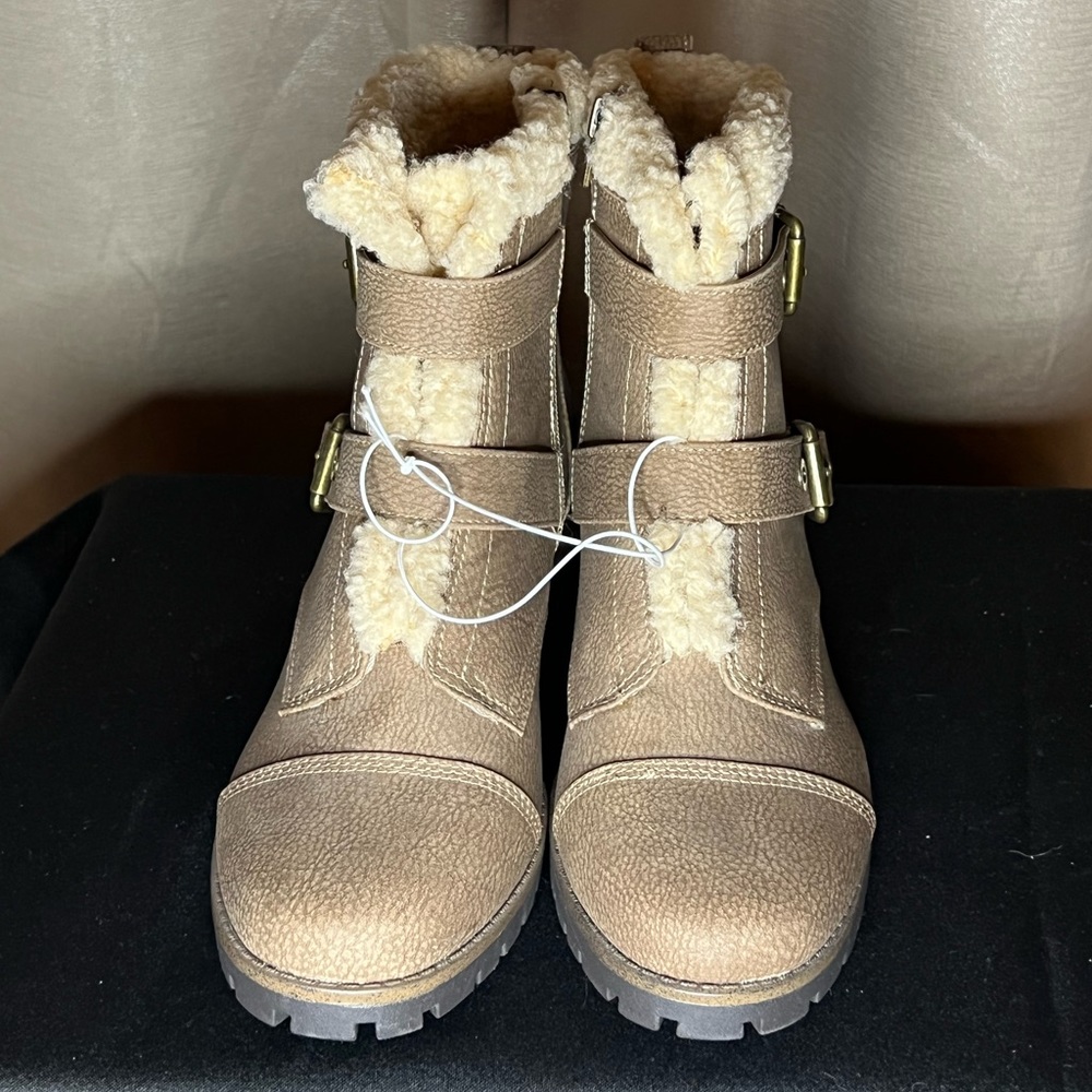 New olive winter boots with fur on the inside Brand New!
